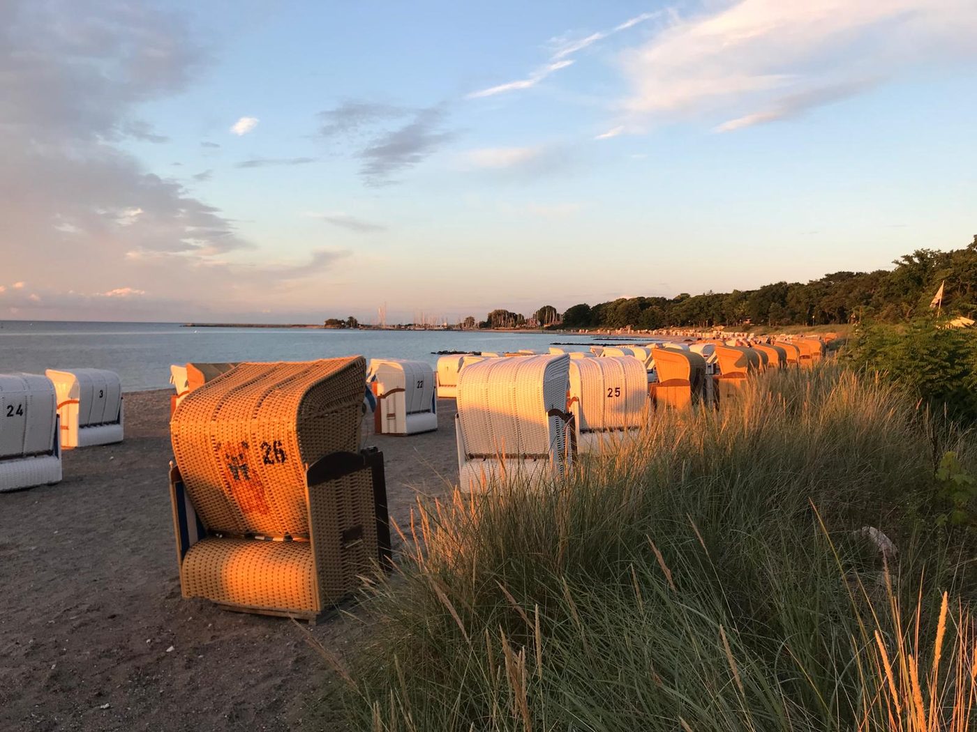 Strandkörbe im Abendlicht