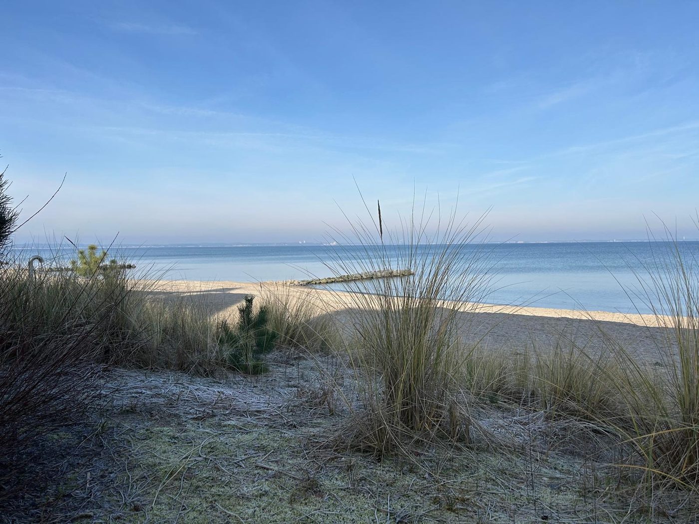 Dünen und ruhige Ostsee